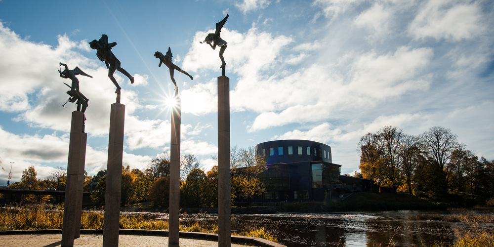 Musicerande änglarna med Gävle konserthus i bakgrunden