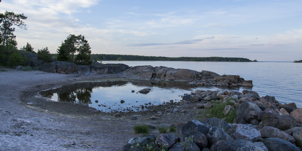 Liten badvik vid havet i Vårvik