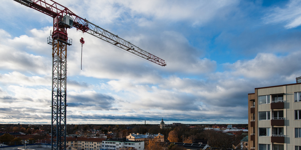 Stadsvy över Gävle med en lyftkran i förgrunden