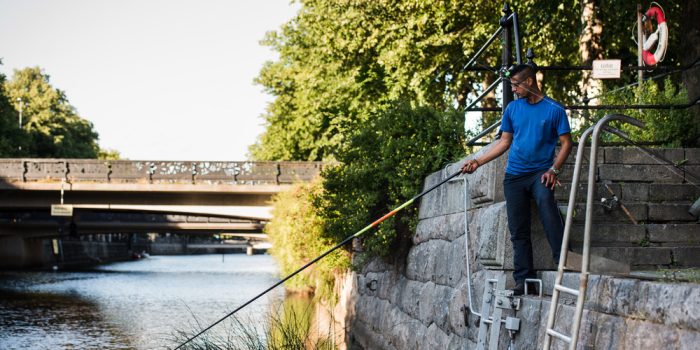 En man som står och fiskar i Gavelån