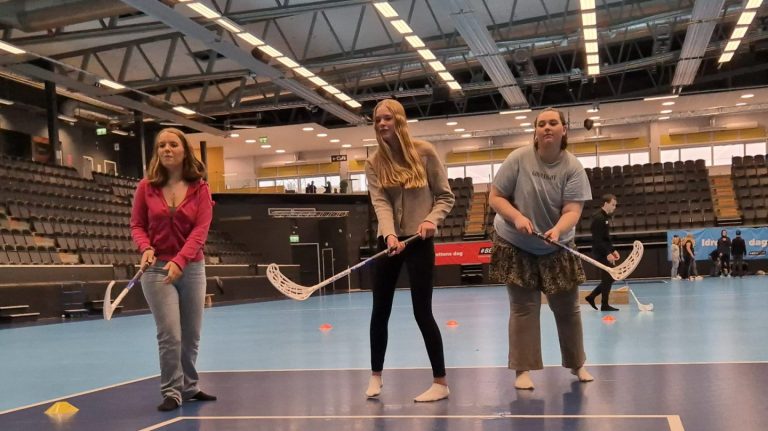 Tre tjejer som spelar innebandy.