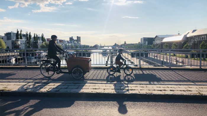 Två personer som cyklar över en bro.