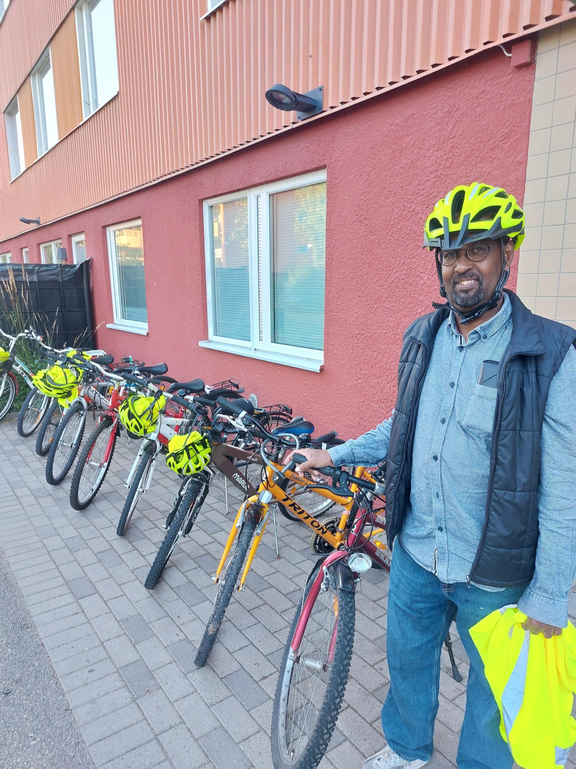 Man som står vid cyklar