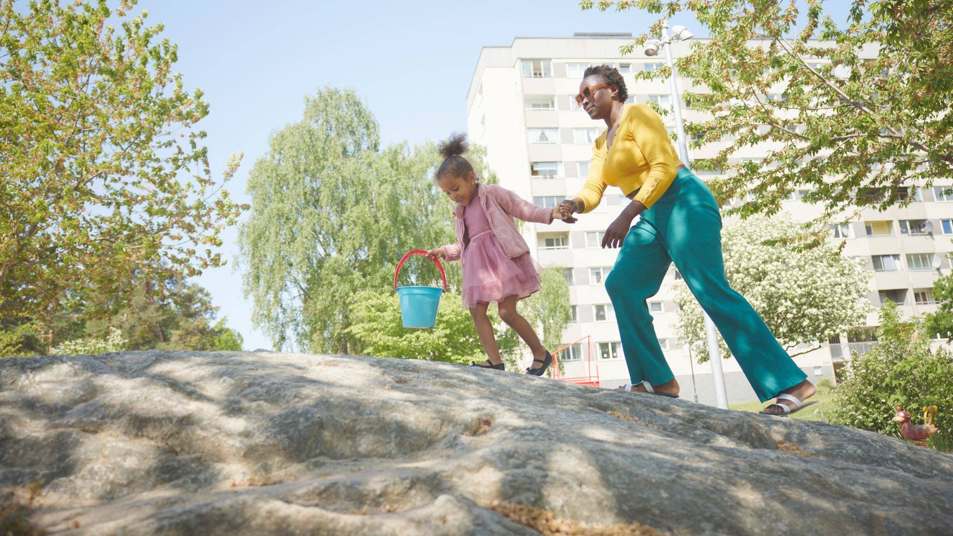 Mamma leker med barn i lekpark