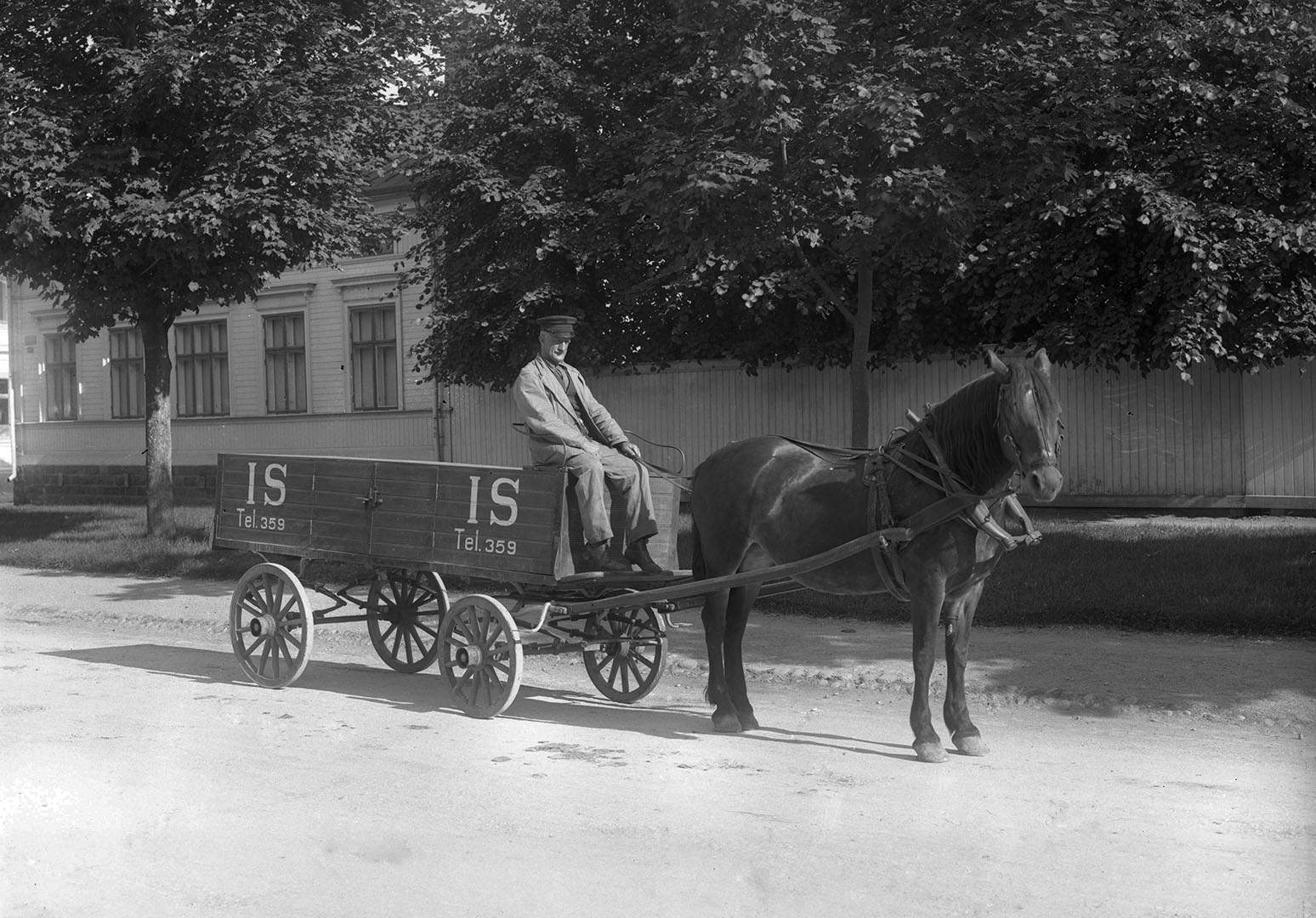 Troligen Isutkörare Olsson vid tömmarna. Fotograf okänd, utan år. FO/10605.