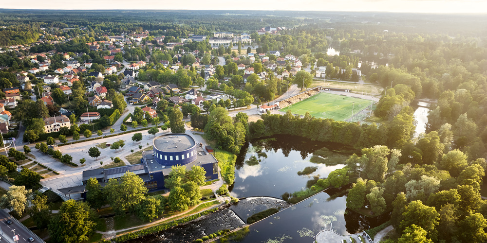 Drönarbild över konserthuset och boulognerskogen i Gävle.