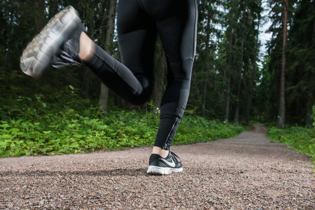 Person som springer i ett motionsspår. Endast underkroppen syns. Foto: Daniel Bernstål